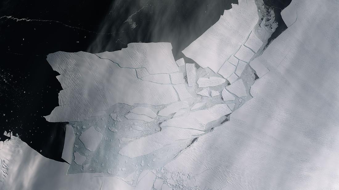 Giant iceberg breaks off Antarctic glacier