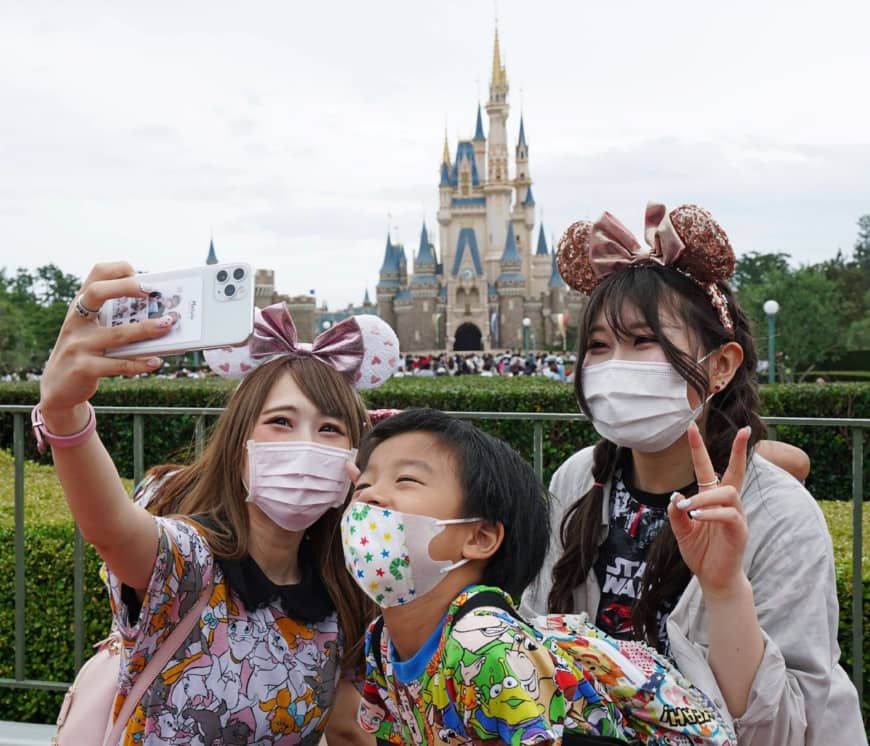 Tokyo Disney parks to charge for shopping bags