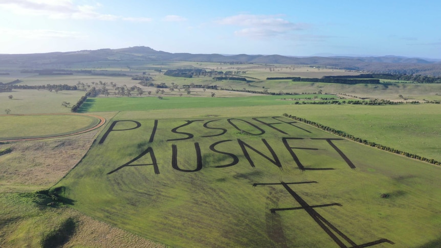 Farmers threaten to lock their gates to stop AusNet's controversial power project