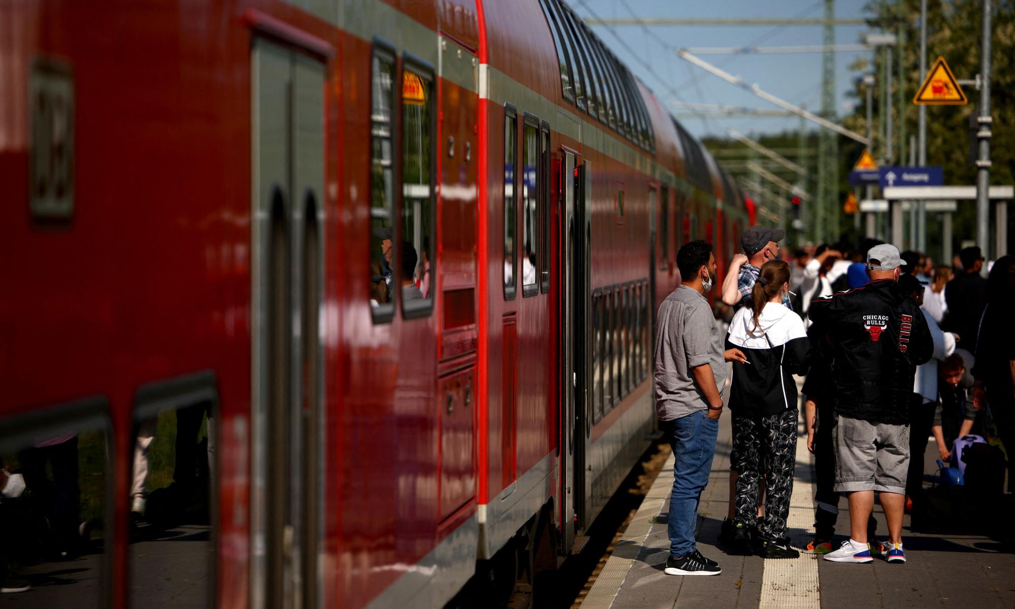 Germany’s €9 train tickets scheme ‘saved 1.8m tons of CO2 emissions’