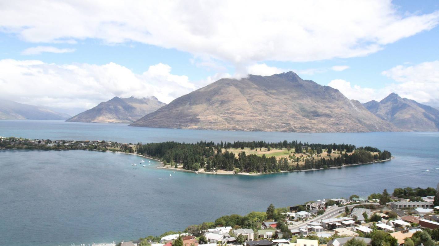 Raw sewage spill in Queenstown lake after bung breaks