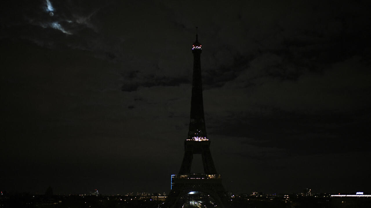 International landmarks switch off their lights to mark Earth Hour