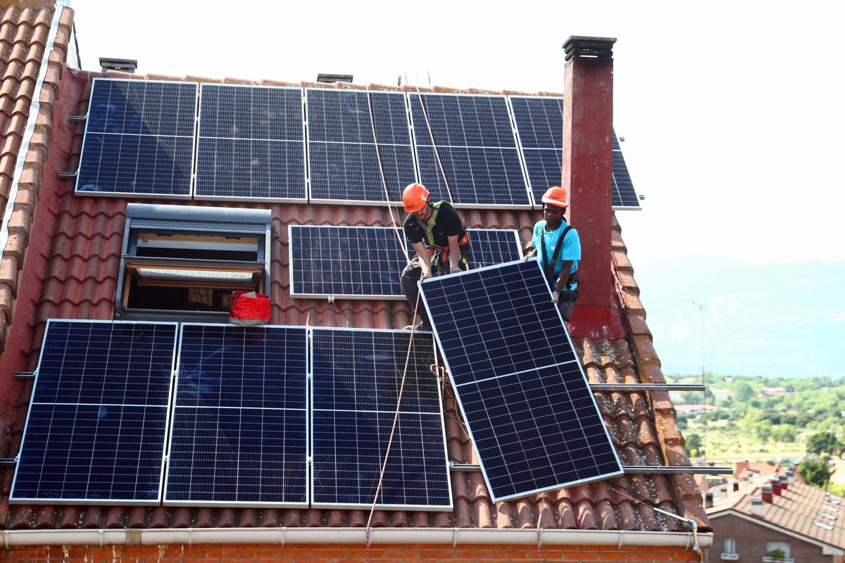 Rooftop revolution: Coronavirus chill upends solar power industry - Reuters India