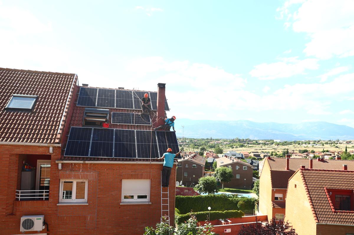 INSIGHT-Rooftop revolution: Coronavirus chill upends solar power industry - Reuters UK