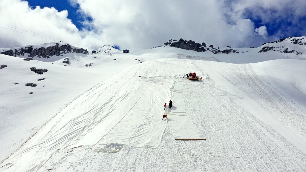 Italian glacier covered to slow melting