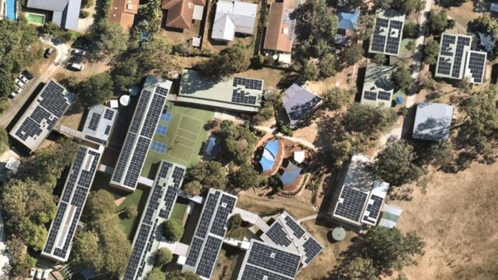 Report suggests Queensland should install solar panels on rooftops of public buildings to power homes