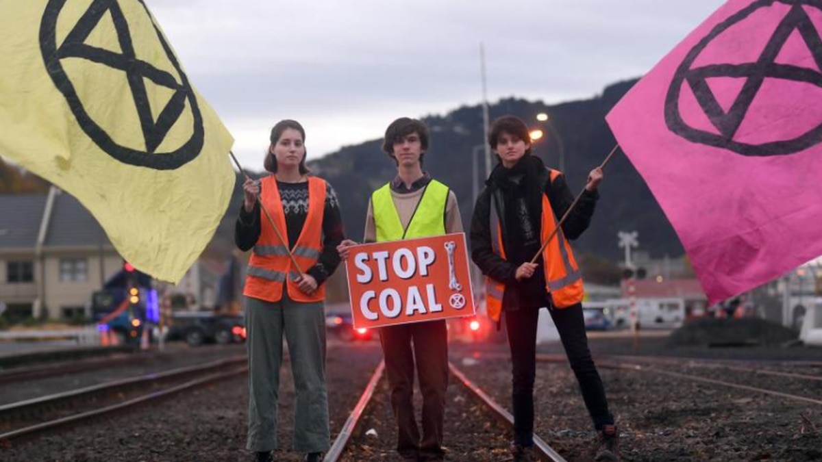 Teen climate protesters on train tracks at Dunedin are endangering their lives, police say