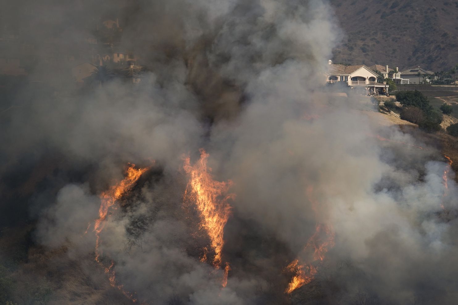Santa Ana winds howl from Los Angeles County to San Diego, escalating fire risk
