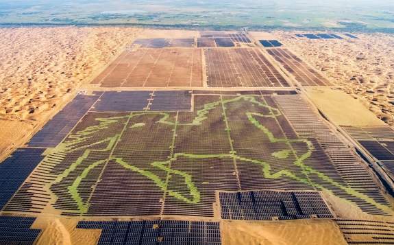 中国国内最大沙漠集中式光伏治沙基地成功建成 - 能源界