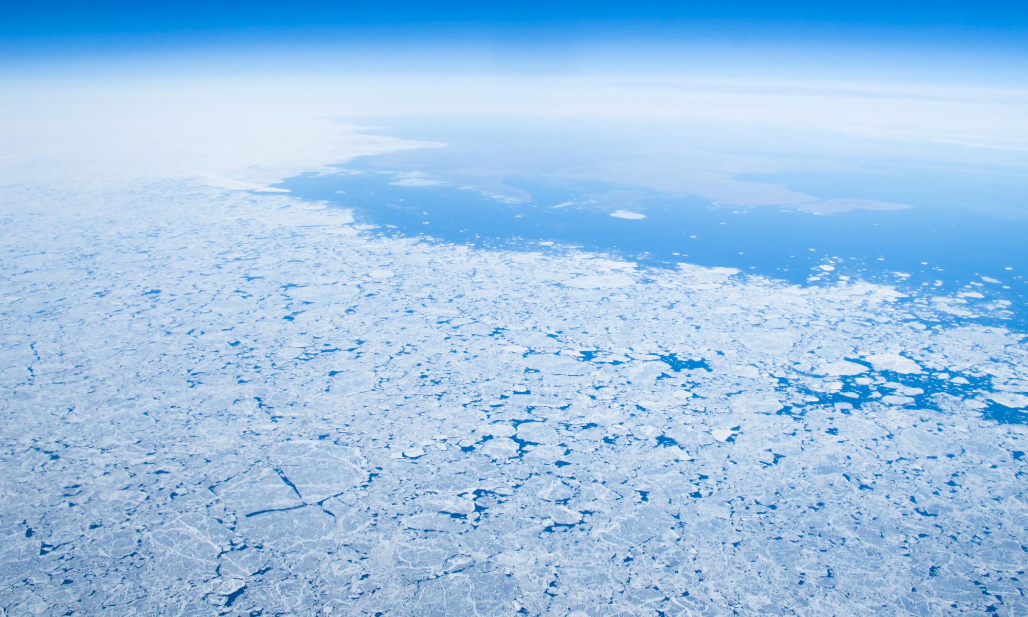 随着温度升高，北极海冰覆盖率降至“警报”低位