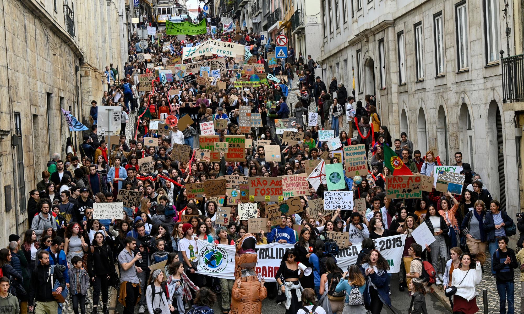 数十万学生参加全球气候变化罢工