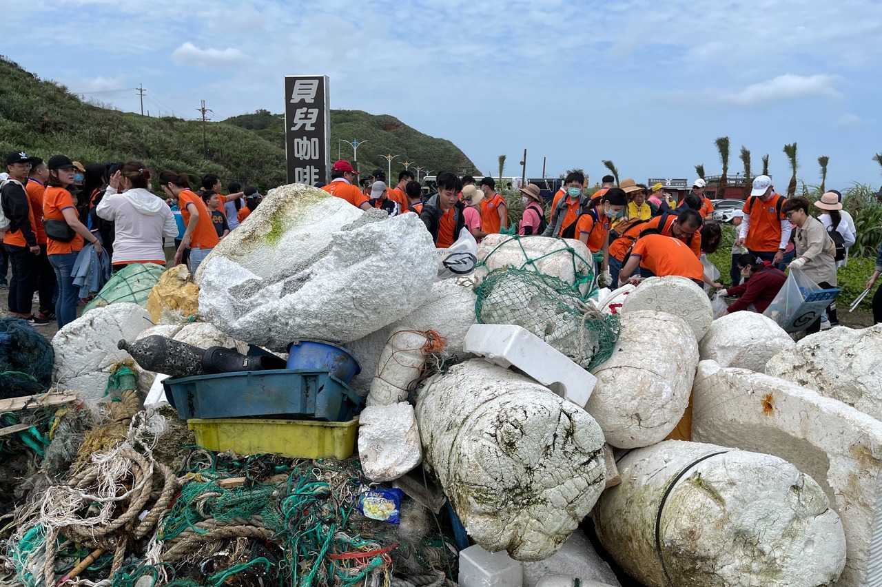 響應422地球日 森崴能源上百名員工北海岸淨灘清垃圾