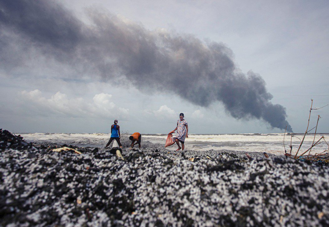 一艘新加坡火燒船：斯里蘭卡史上最慘的「海洋塑膠污染」