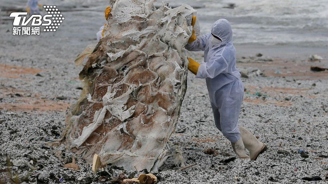 斯里蘭卡沿岸貨輪火警　大量化學物質外溢恐釀生態浩劫