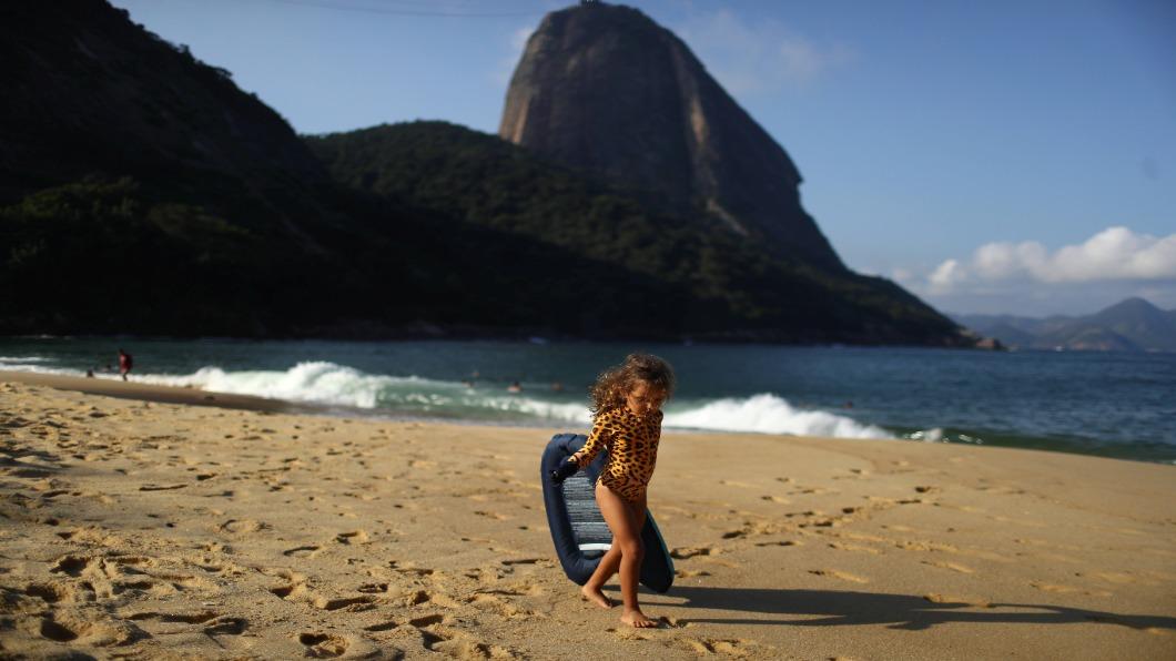 環保小尖兵！巴西4歲娃淨灘 海灣撿塑膠垃圾