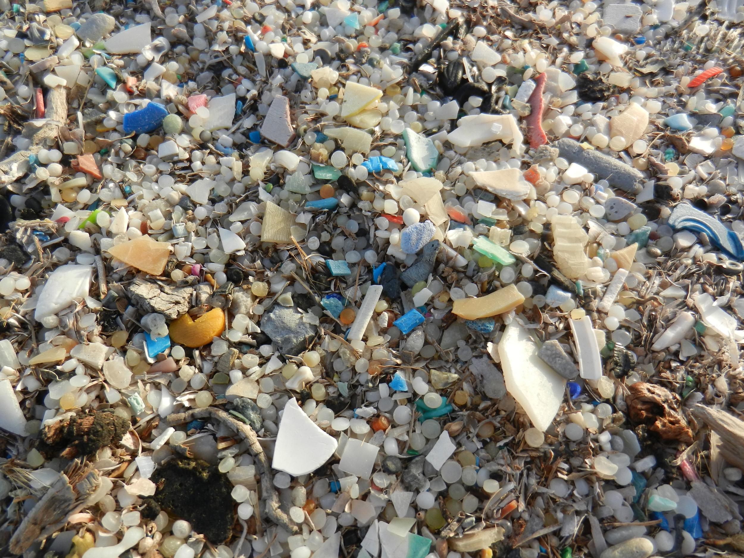 海上燃起大火  岸上的我們如何阻止塑膠危機