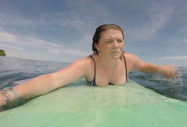 英女子巴厘岛冲浪划水40秒捡起一堆塑料垃圾