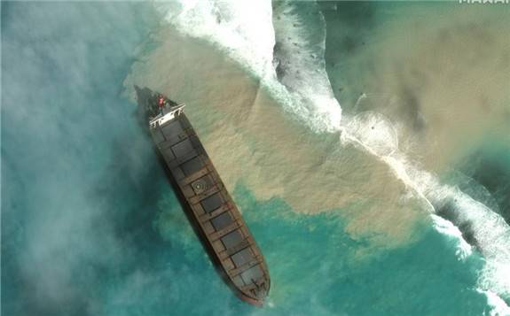 日本油轮在毛里求斯东南海域触礁后，泄露一千吨燃油 - 能源界