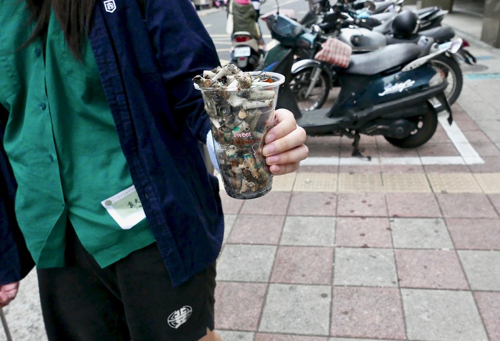 設熄菸桶不如改良菸盒 北一女學生淨街、專利設計亮相：台灣不是「菸沒綠洲」