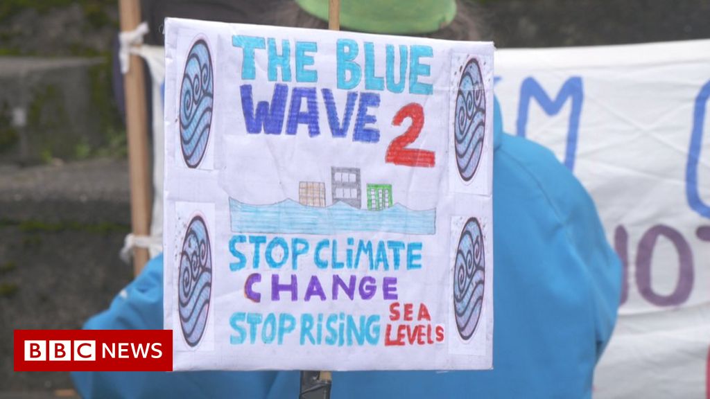 Climate marchers in Glasgow highlight flooding danger