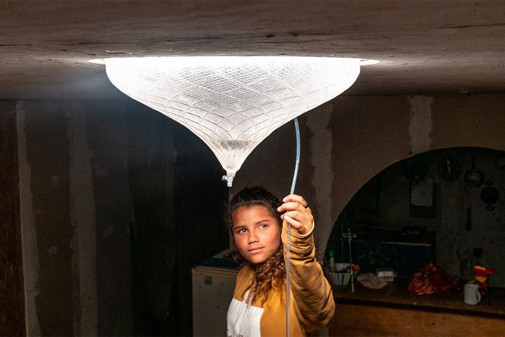 海水變身吊燈與飲用水！紐西蘭設計師「太陽能海水淡化天窗」用創意改善貧民生活