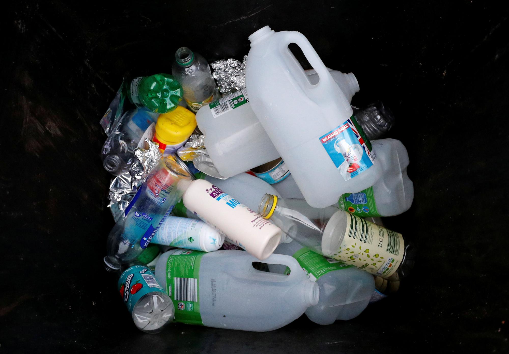 回收，再利用，但不要总是取代：专家们争论如何减少塑料废物