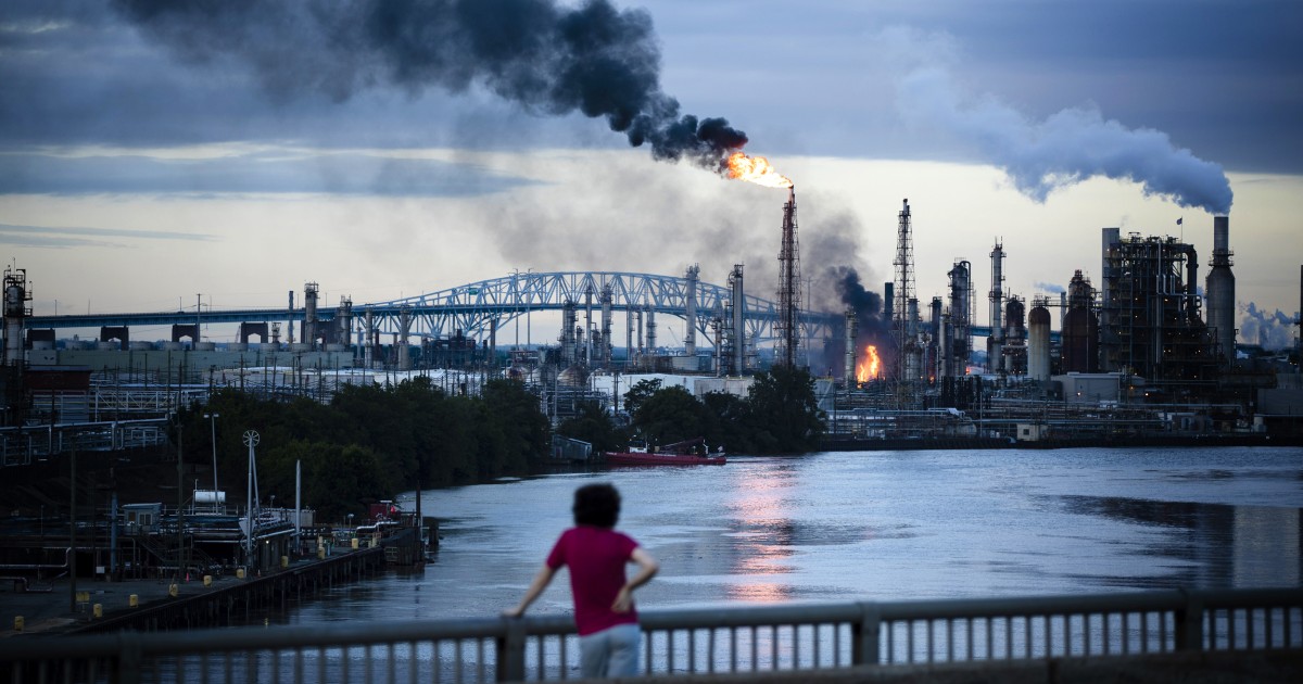 Massive oil refinery leaks toxic chemical in the middle of Philadelphia
