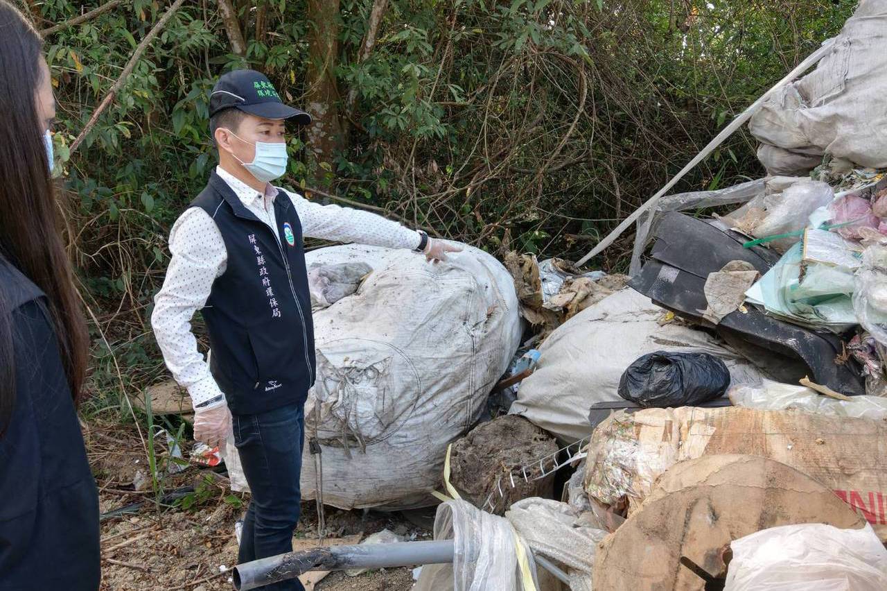 屏東山區遭非法棄置廢棄物 環保局、警方聯手查獲