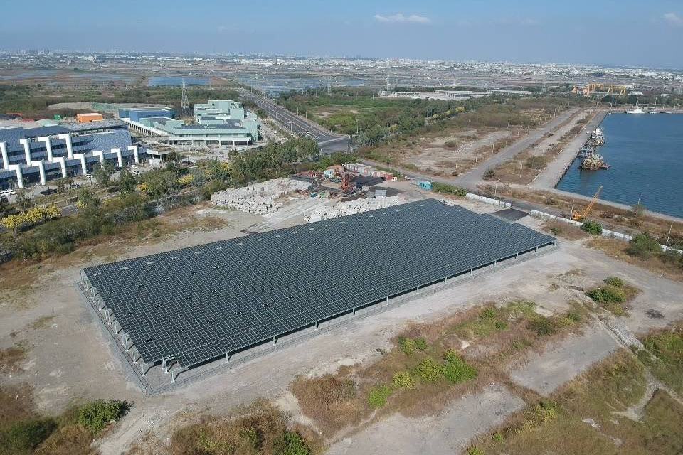 高雄首座兆瓦級太陽光電停車場完工 每年可供電389戶