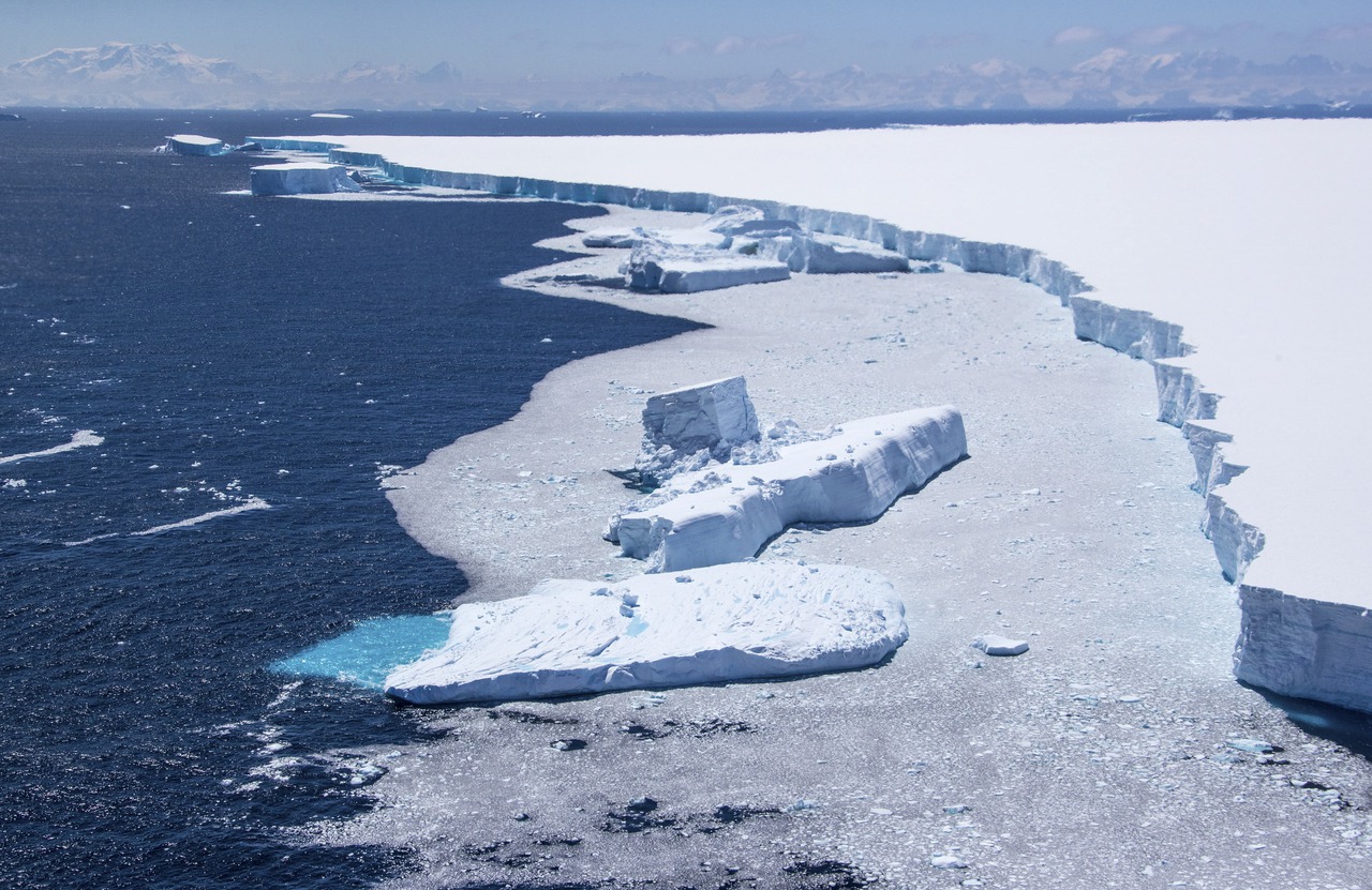 地球升溫暖流侵蝕 兩極冰原下腹地貌「像被匕首刺入」