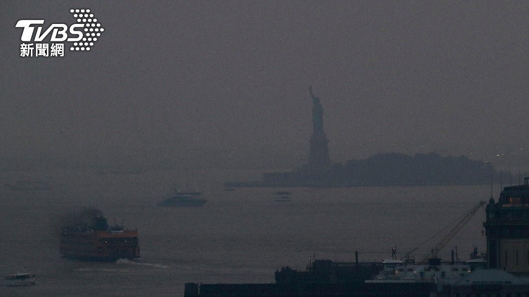 美西野火煙飄到紐約！　帝國大廈隱身霧霾