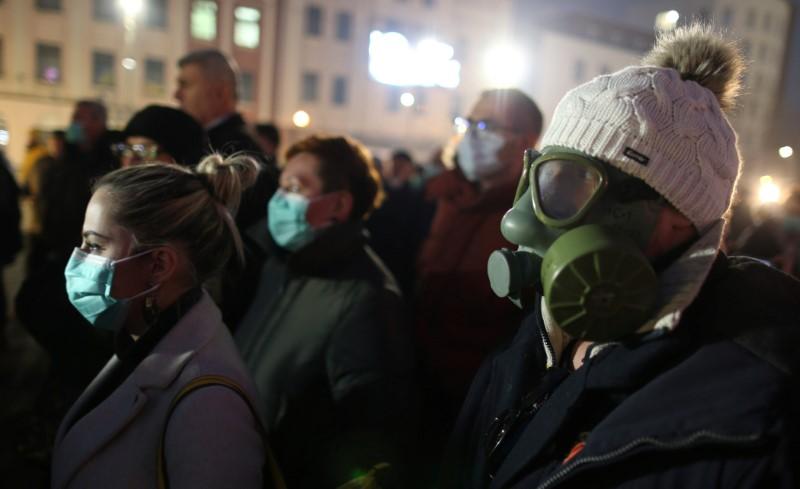 Mask-wearing Bosnians take to streets in air pollution protest