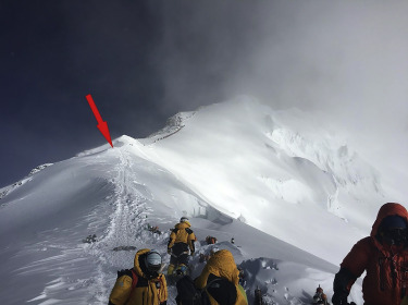 科学家在珠穆朗玛峰峰顶附近发现微塑料存在的证据