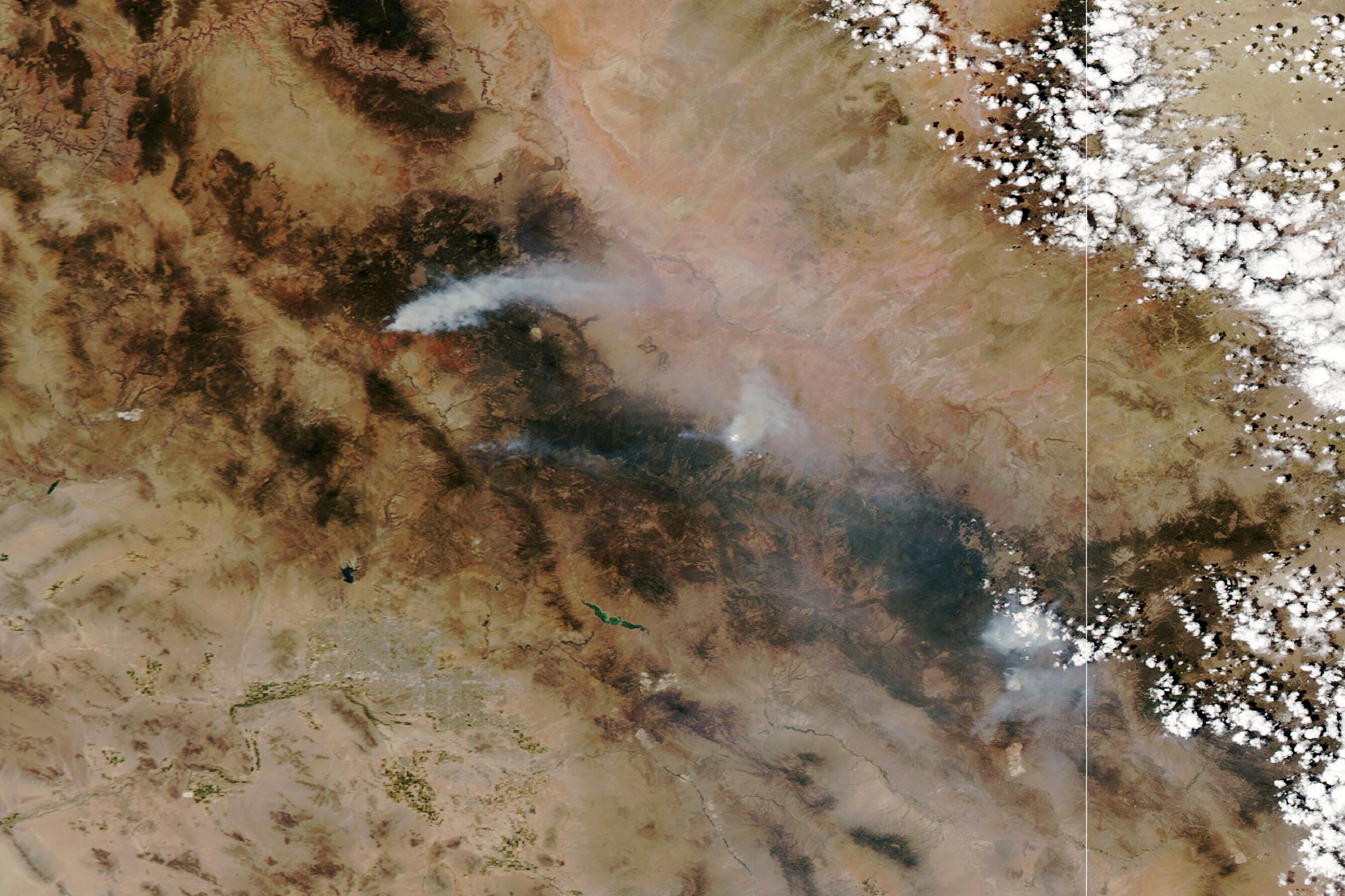 亚利桑那州大火肆虐 植被枯萎将该州变成了柴火房