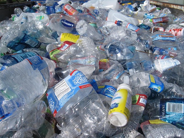科学家通过升级回收技术将塑料瓶变成超级电容器材料