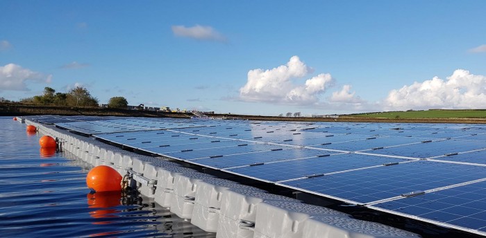 漂浮式太阳能农场可帮助保护湖泊和水库免受气候变化的有害影响
