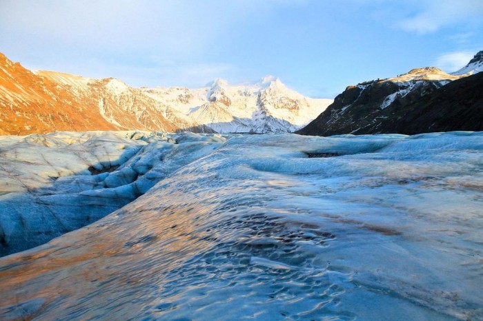 瓦特纳冰原偏远、原始地区发现微塑料 科学家正评估其对冰川的影响