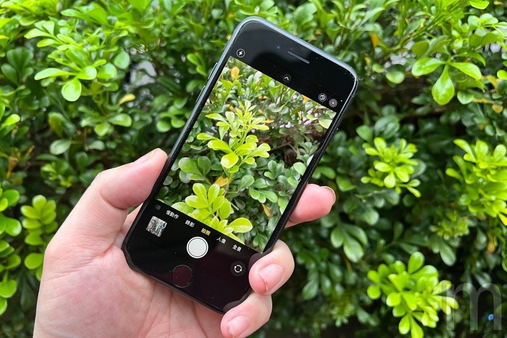 蘋果「綠色債券」計畫 新款 iPhone SE 將採用首款工業純度低碳鋁金屬 可減少或抵銷約 288 萬 3000 公噸二氧化碳排放量