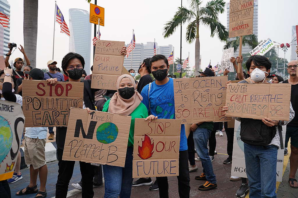 Greenpeace action highlights the need for strong climate stance among incoming Malaysian leaders 