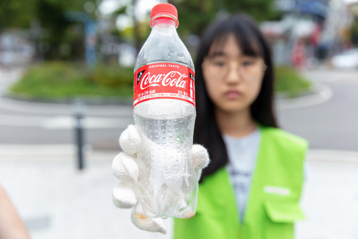您手上的可樂瓶，百年後還在！別再相信飲品企業的回收謊言了